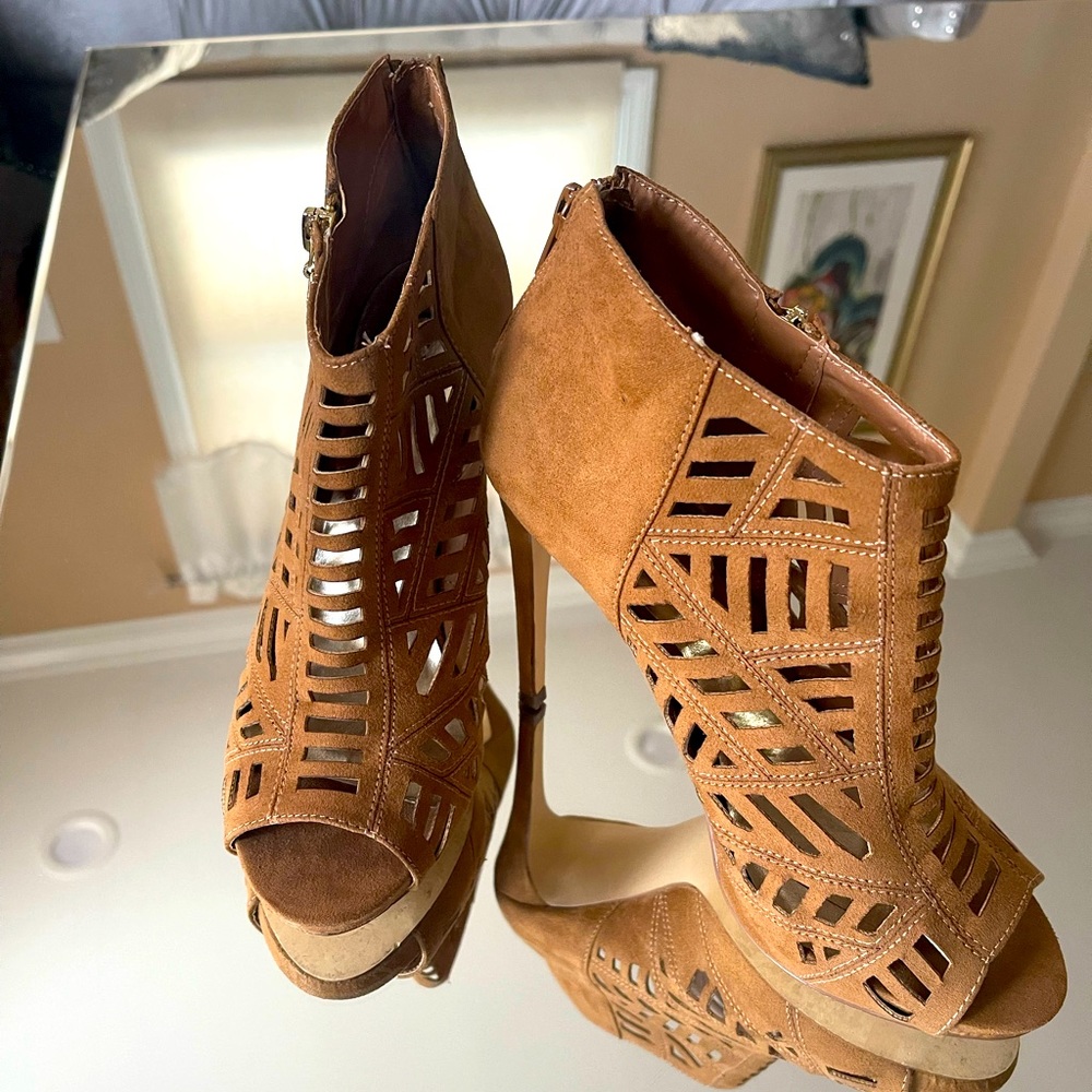 Guess open toes heels size 7